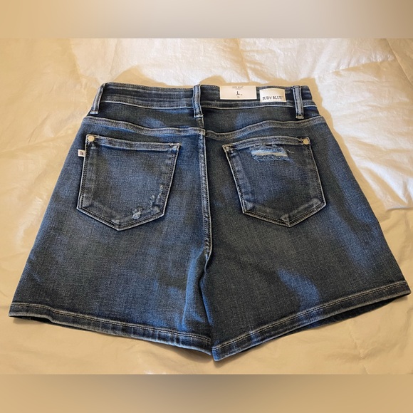 Judy Blue Light Wash Mid Rise Contrast Wash Shorts - Picture 3 of 5